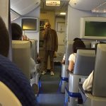 松山千春、遅延にピリピリの機内で突然「果て〜し〜ない〜♪」→ 乗客から拍手喝采 >>> 会社のプロ意識は。ちょい前のタラップ問題は